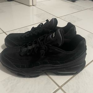 nike air max 95 triple black essential